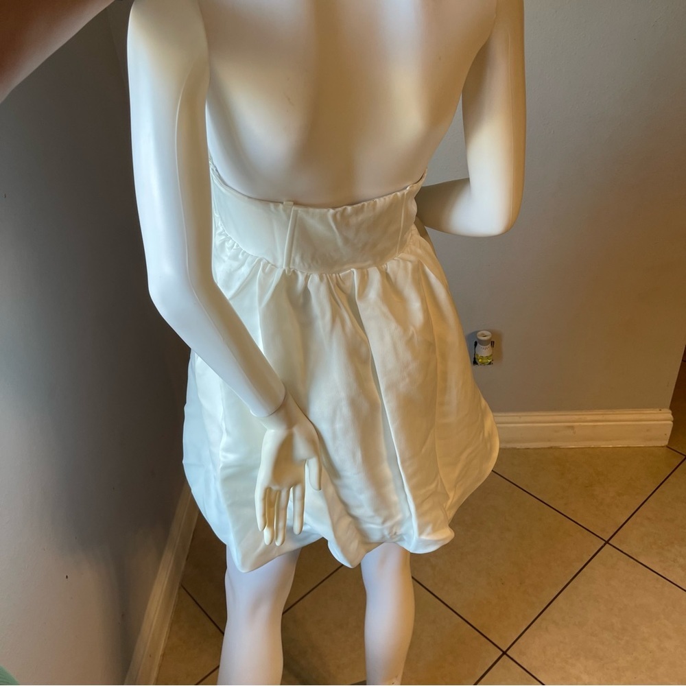New Women’s white mini dress
Size Small
New with tags
Straps can be attached - Picture 5 of 6